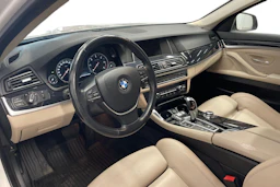 valkoinen BMW 520 2016 kuva 6.