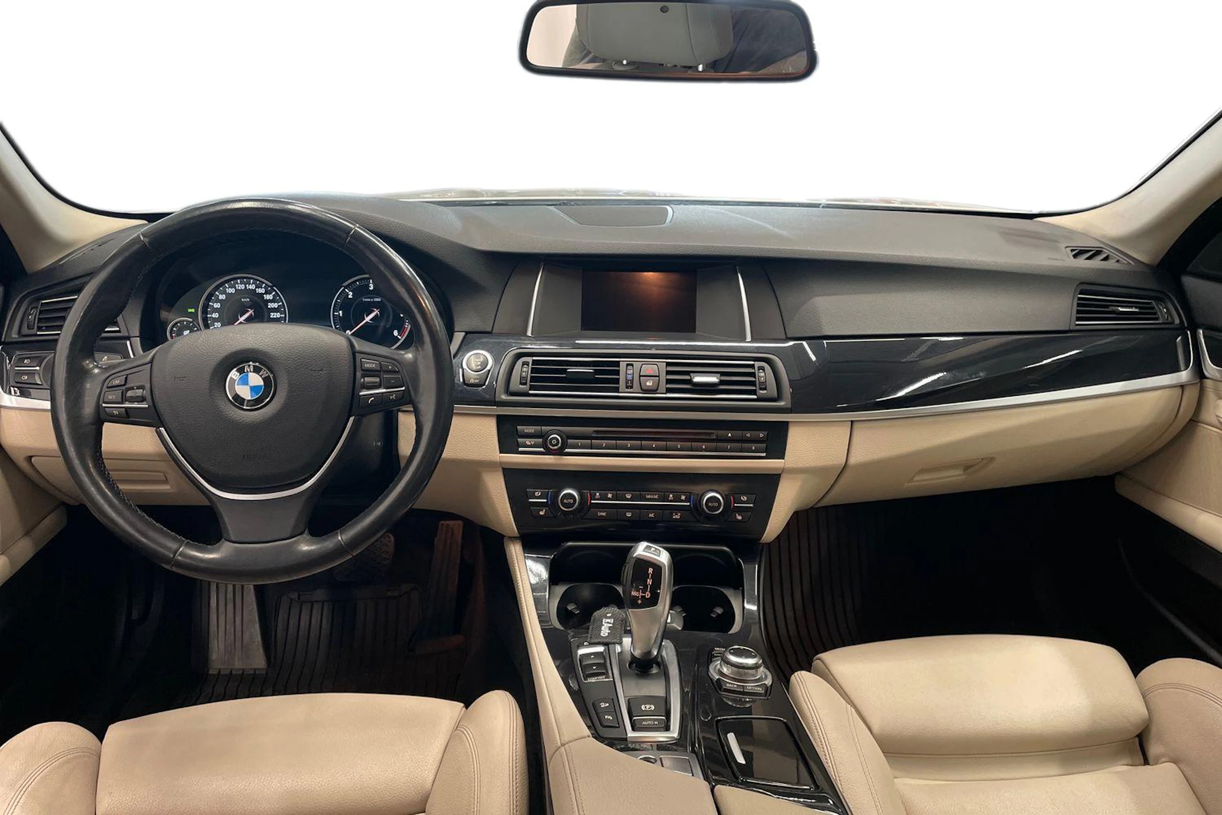 valkoinen BMW 520 2016 kuva 7.
