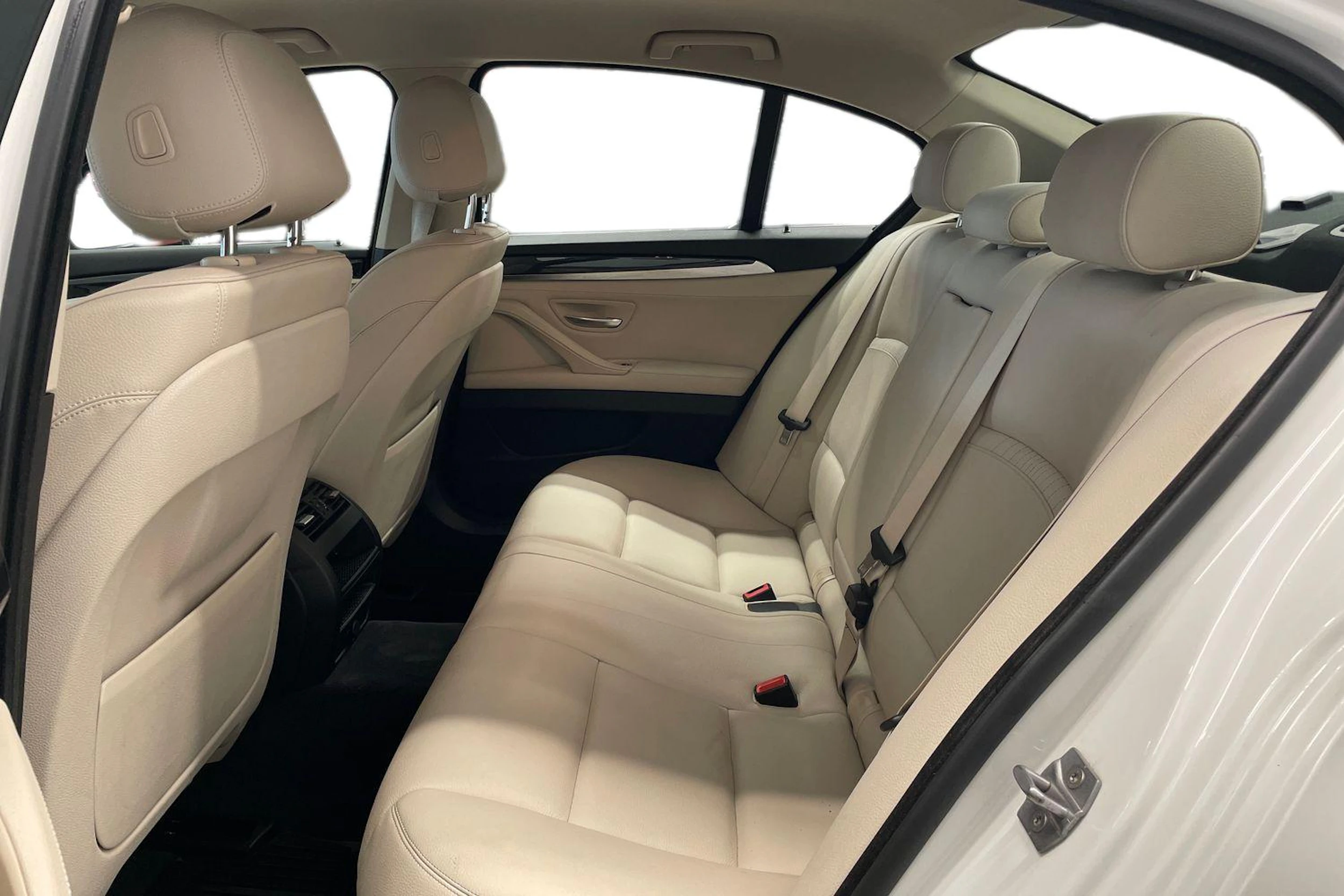 valkoinen BMW 520 2016 kuva 8.