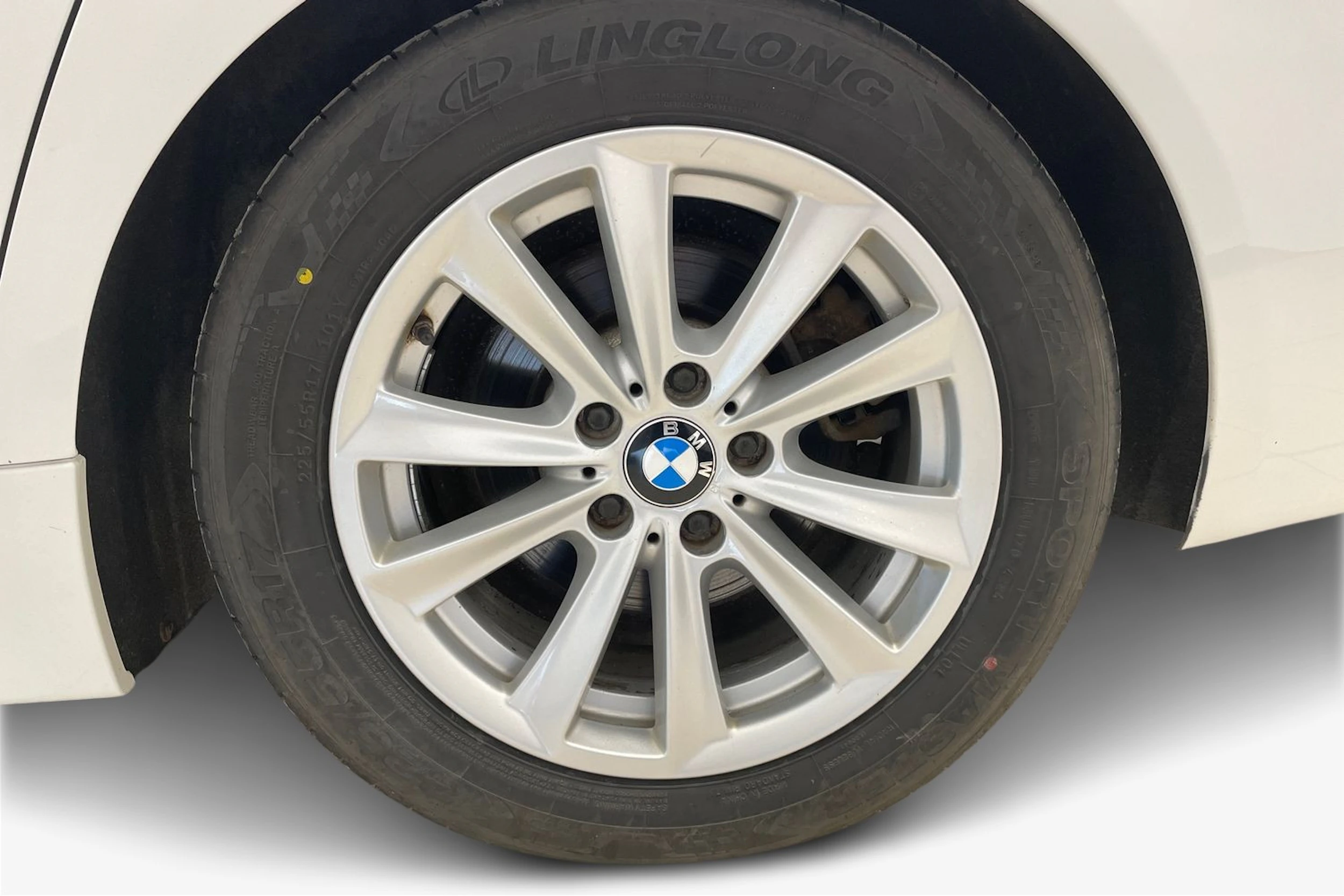 valkoinen BMW 520 2016 kuva 9.