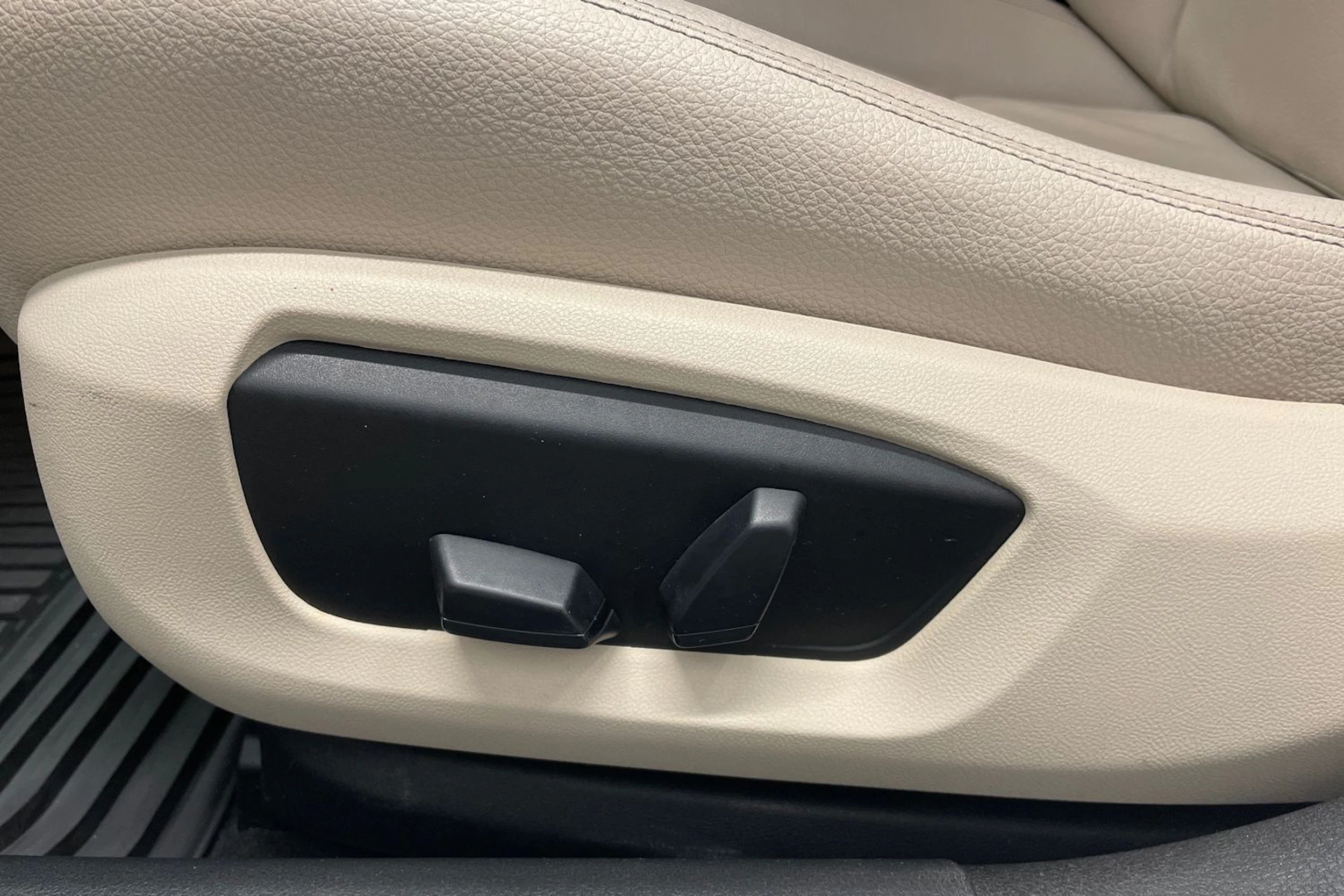 valkoinen BMW 520 2016 kuva 12.