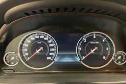 valkoinen BMW 520 2016 kuva 13.