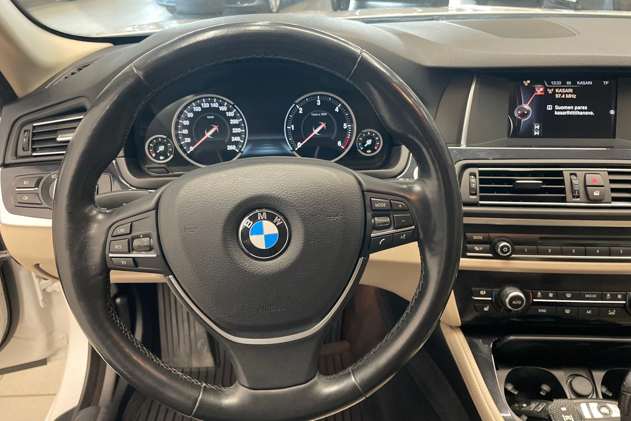 valkoinen BMW 520 2016 kuva 14.