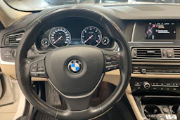 valkoinen BMW 520 2016 kuva 14.