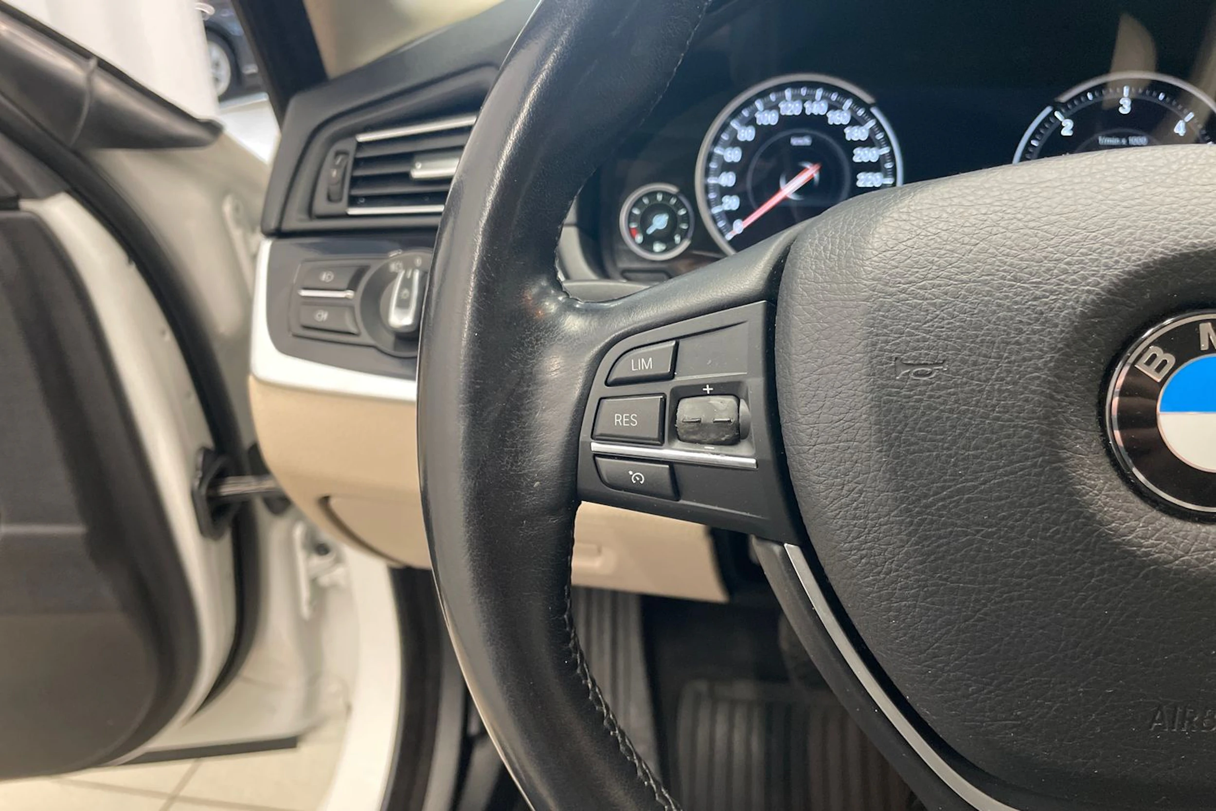 valkoinen BMW 520 2016 kuva 15.