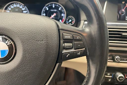 valkoinen BMW 520 2016 kuva 16.