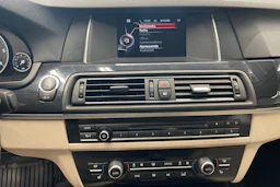 valkoinen BMW 520 2016 kuva 17.