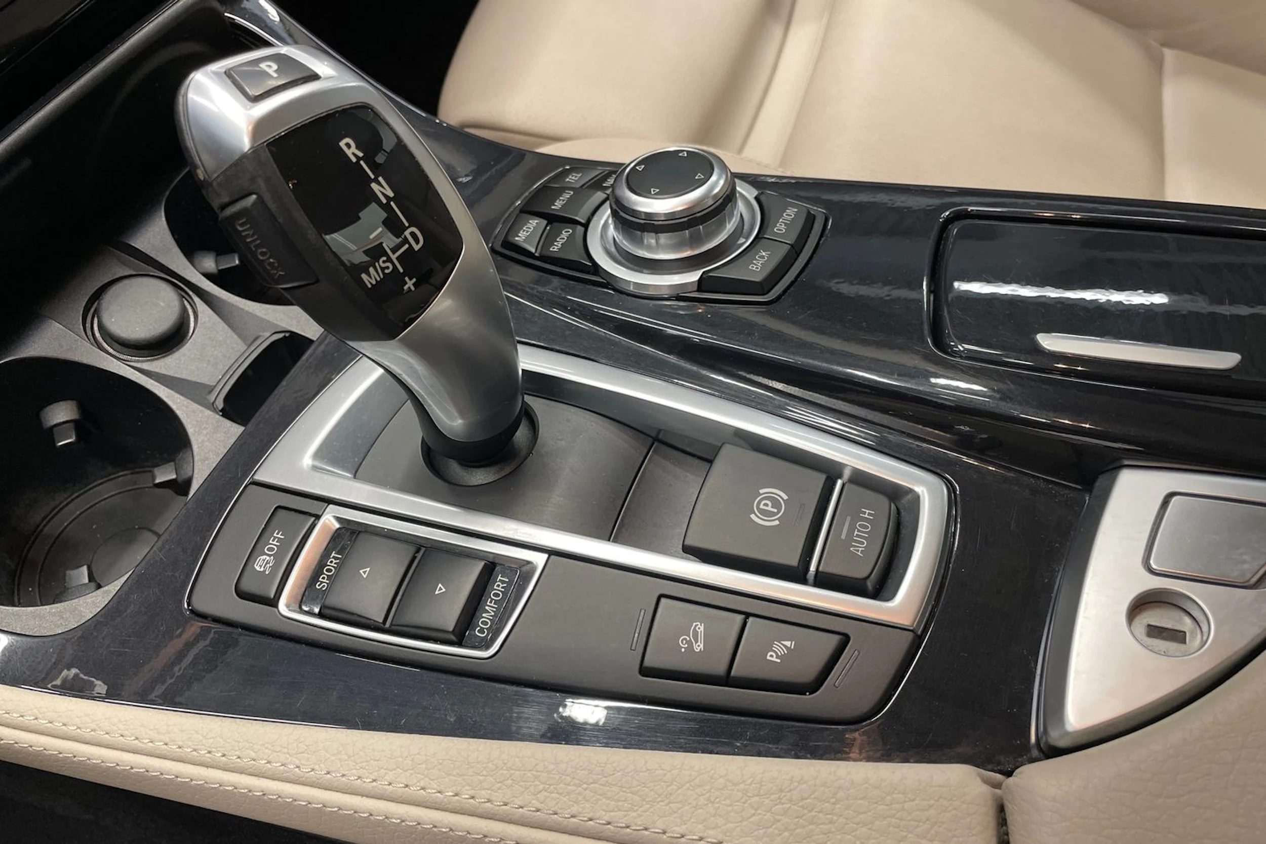valkoinen BMW 520 2016 kuva 19.