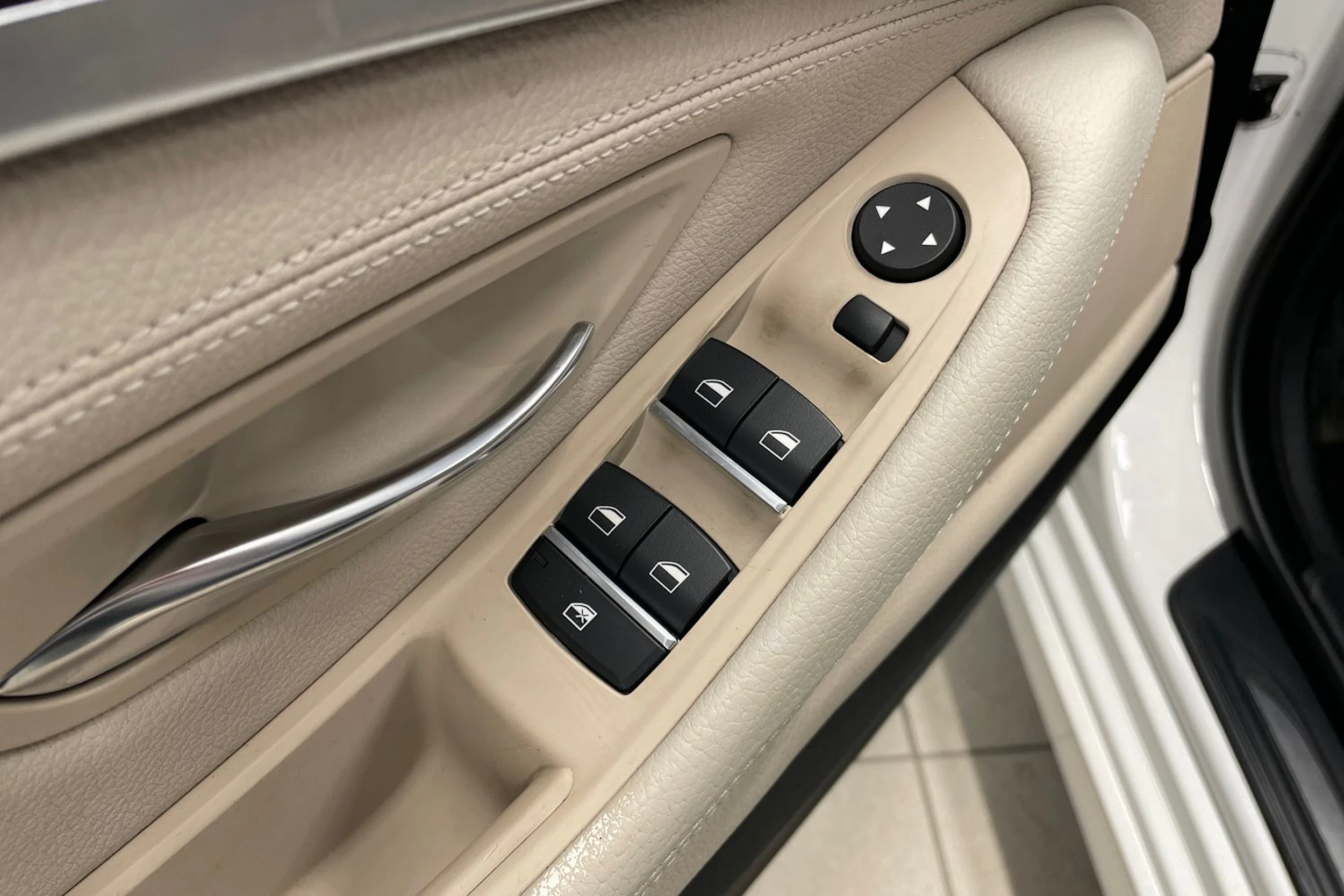 valkoinen BMW 520 2016 kuva 20.