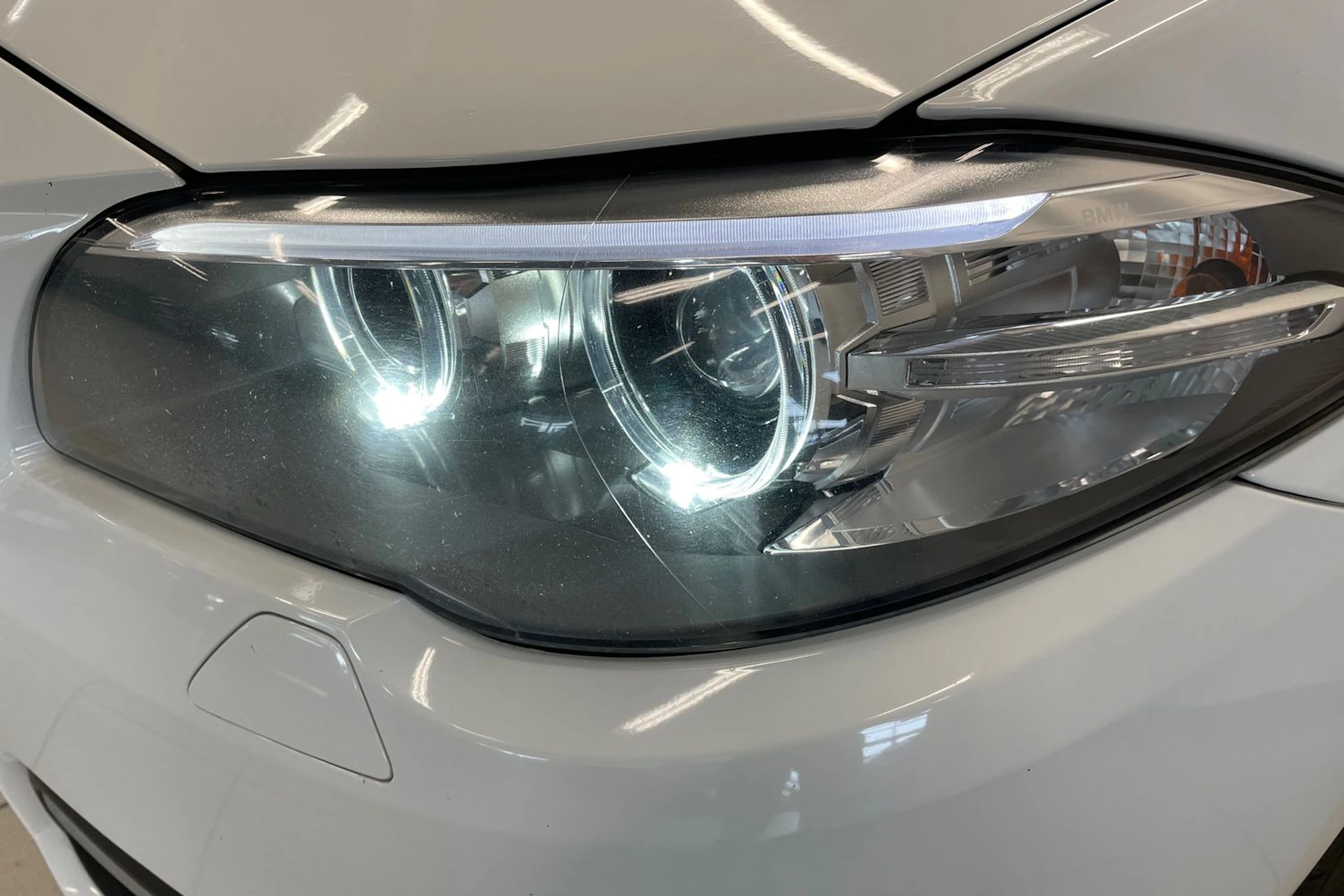 valkoinen BMW 520 2016 kuva 21.
