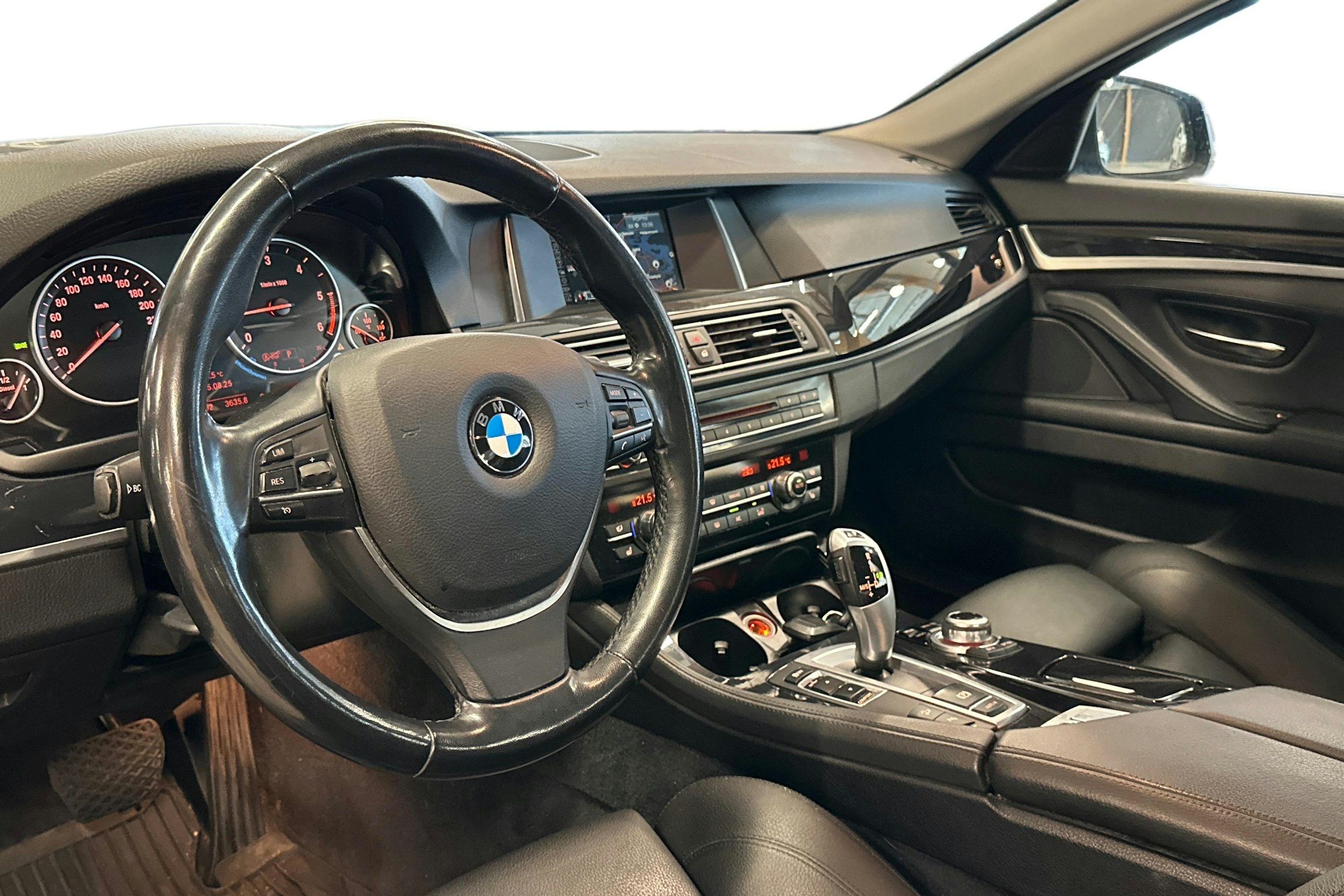 musta BMW 520 2016 kuva 3.
