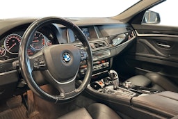 musta BMW 520 2016 kuva 3.