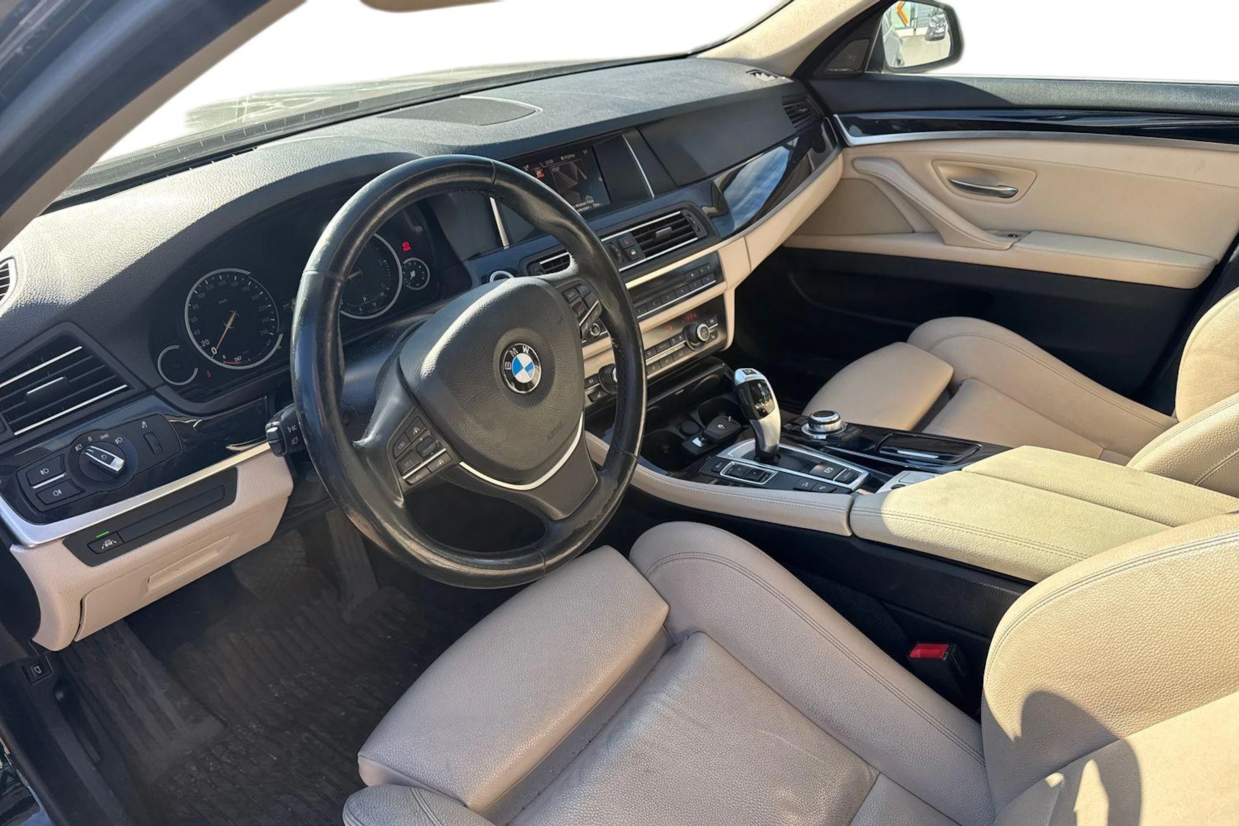 musta BMW 520 2016 kuva 3.