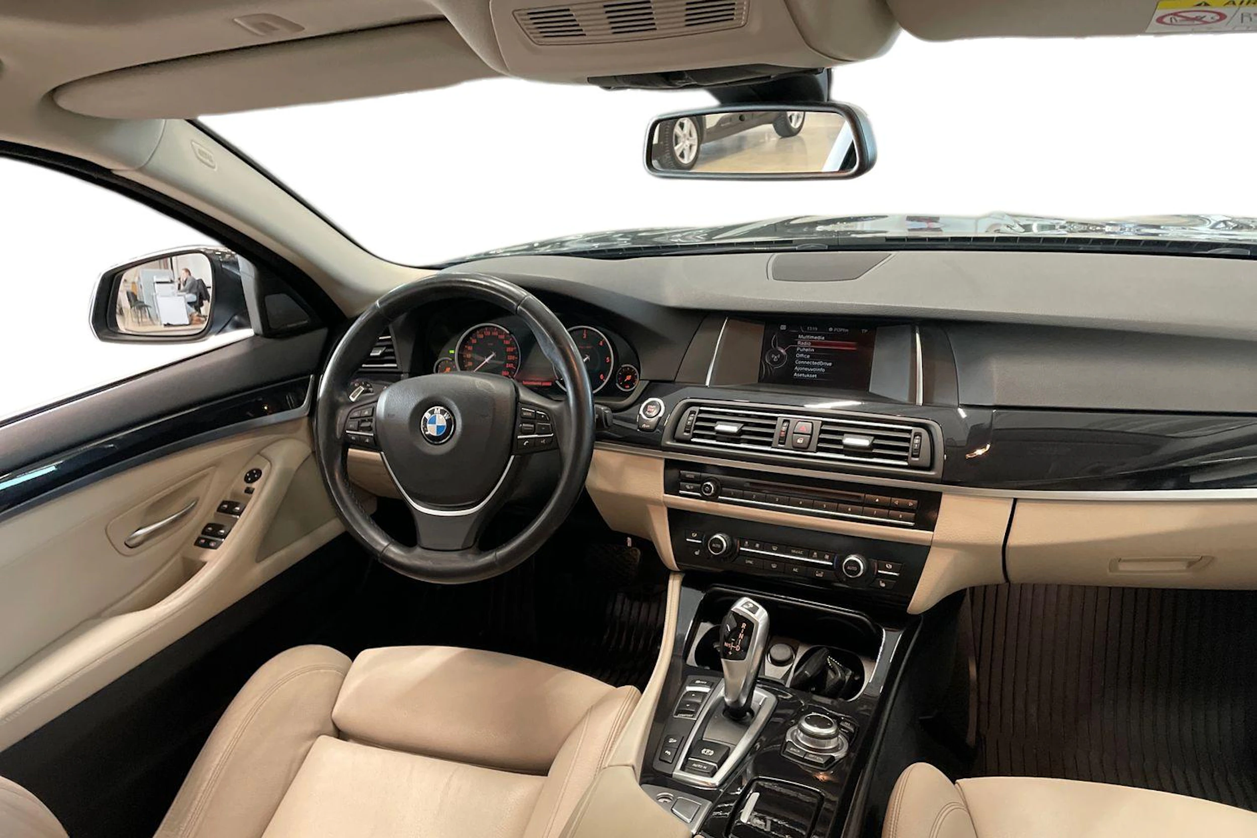 musta BMW 520 2016 kuva 7.