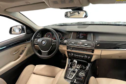musta BMW 520 2016 kuva 7.