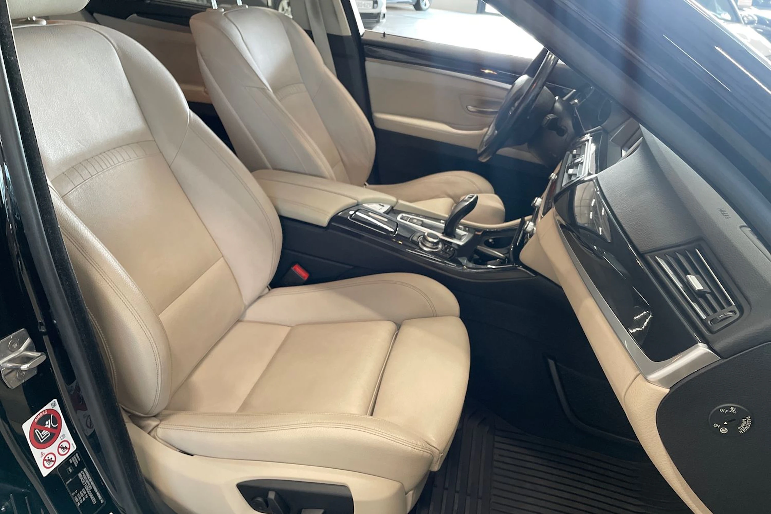 musta BMW 520 2016 kuva 12.