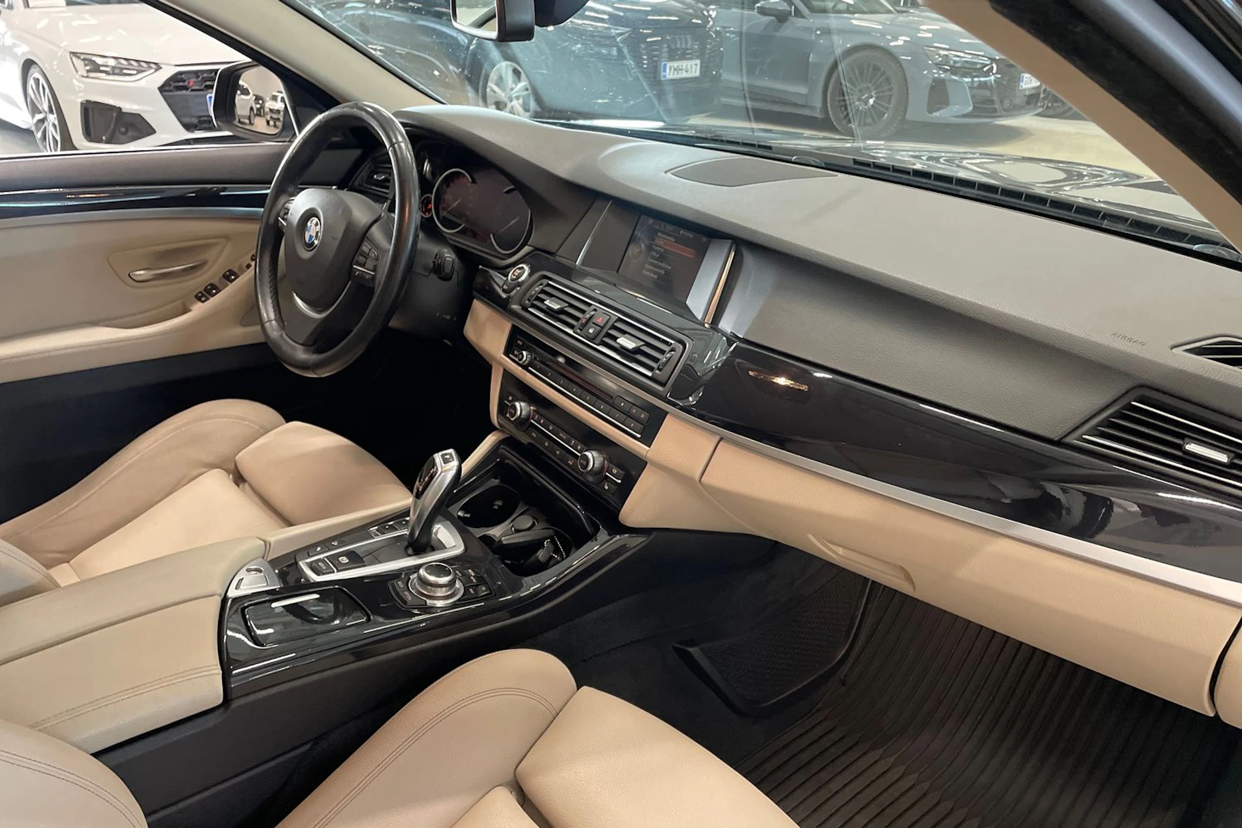 musta BMW 520 2016 kuva 13.