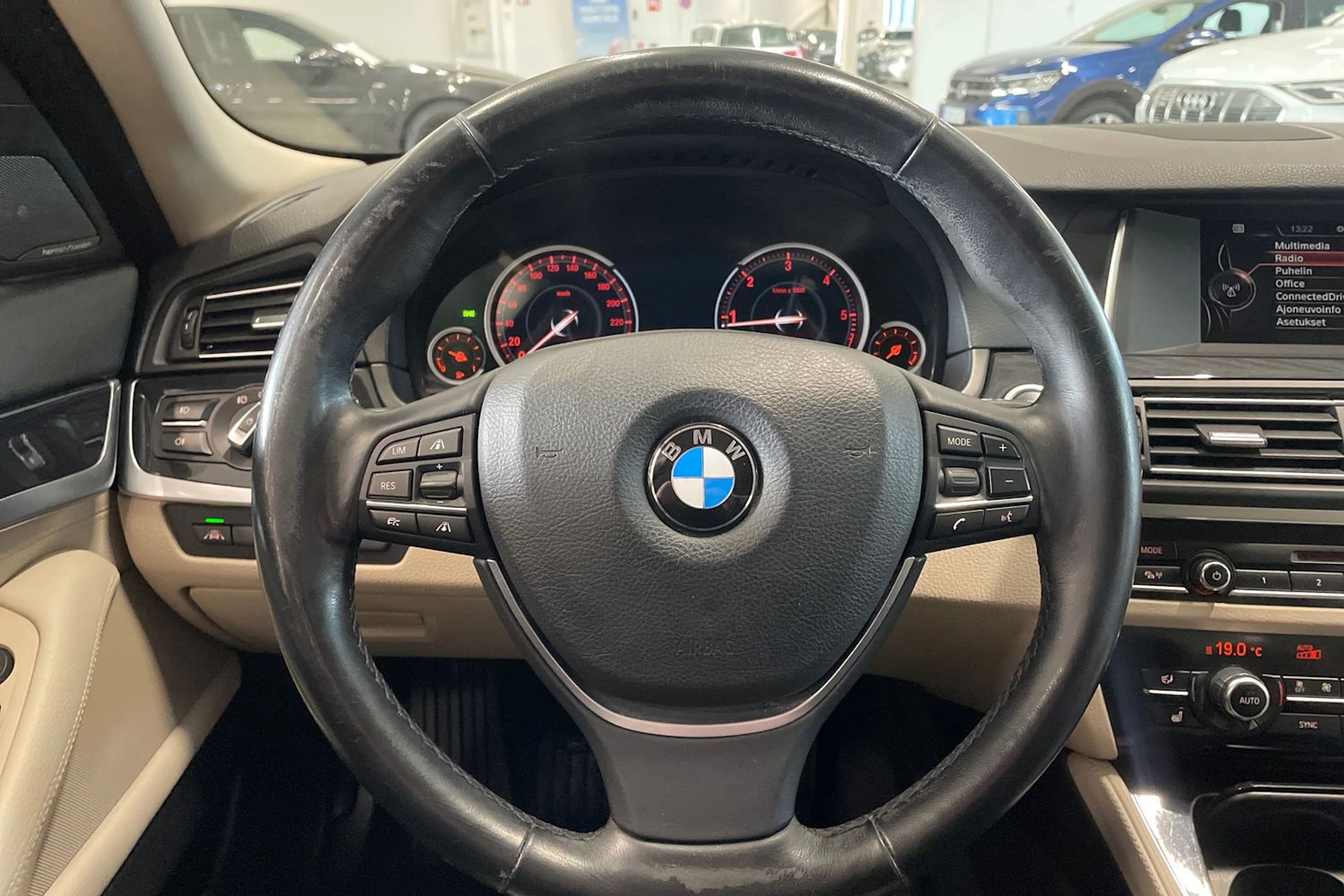 musta BMW 520 2016 kuva 14.