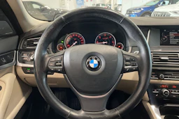musta BMW 520 2016 kuva 14.