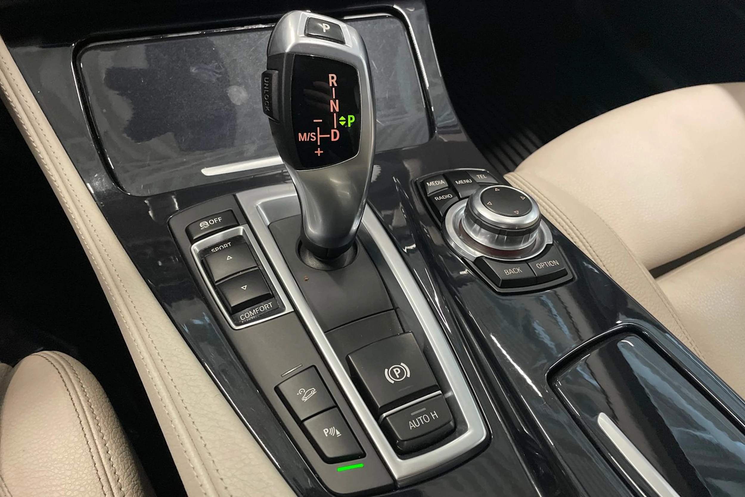 musta BMW 520 2016 kuva 25.