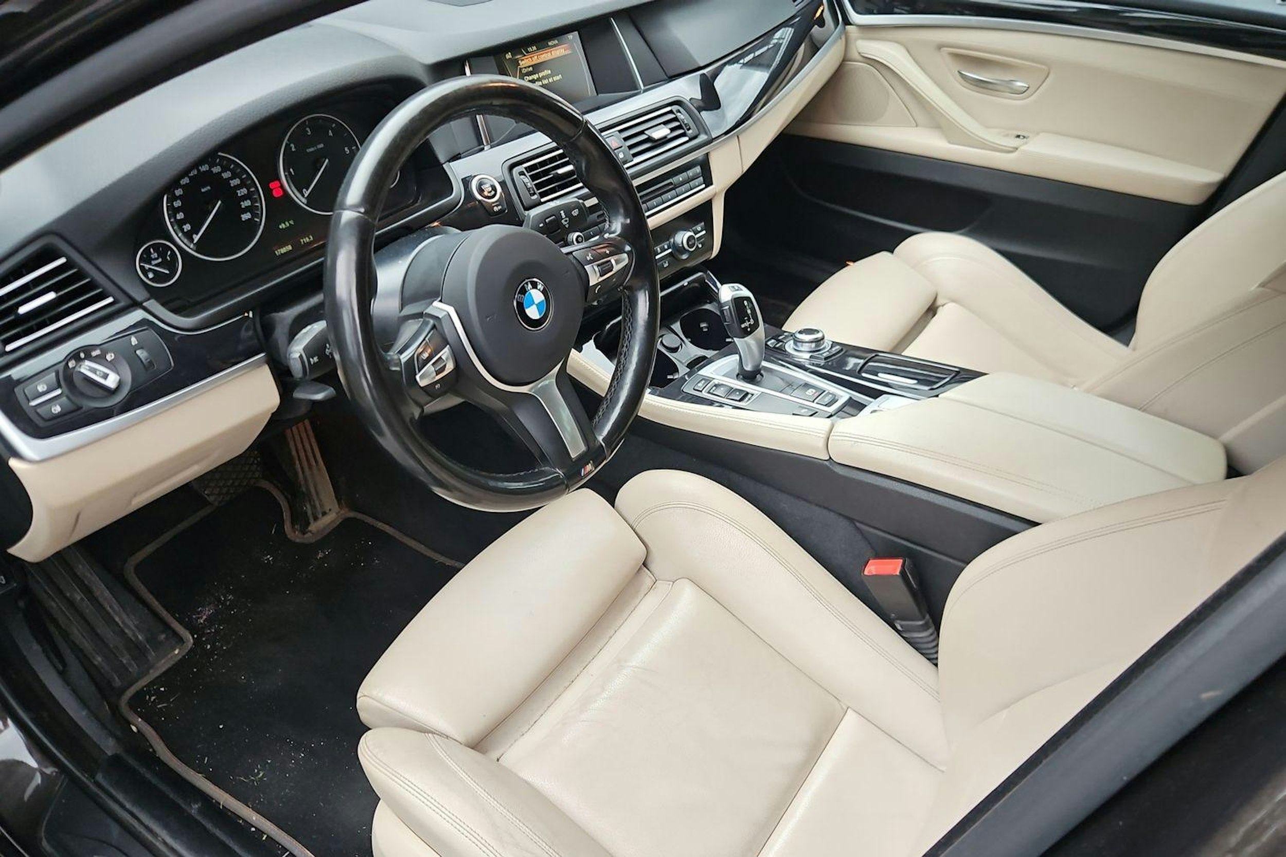 ruskea (beige) BMW 520 2016 kuva 3.