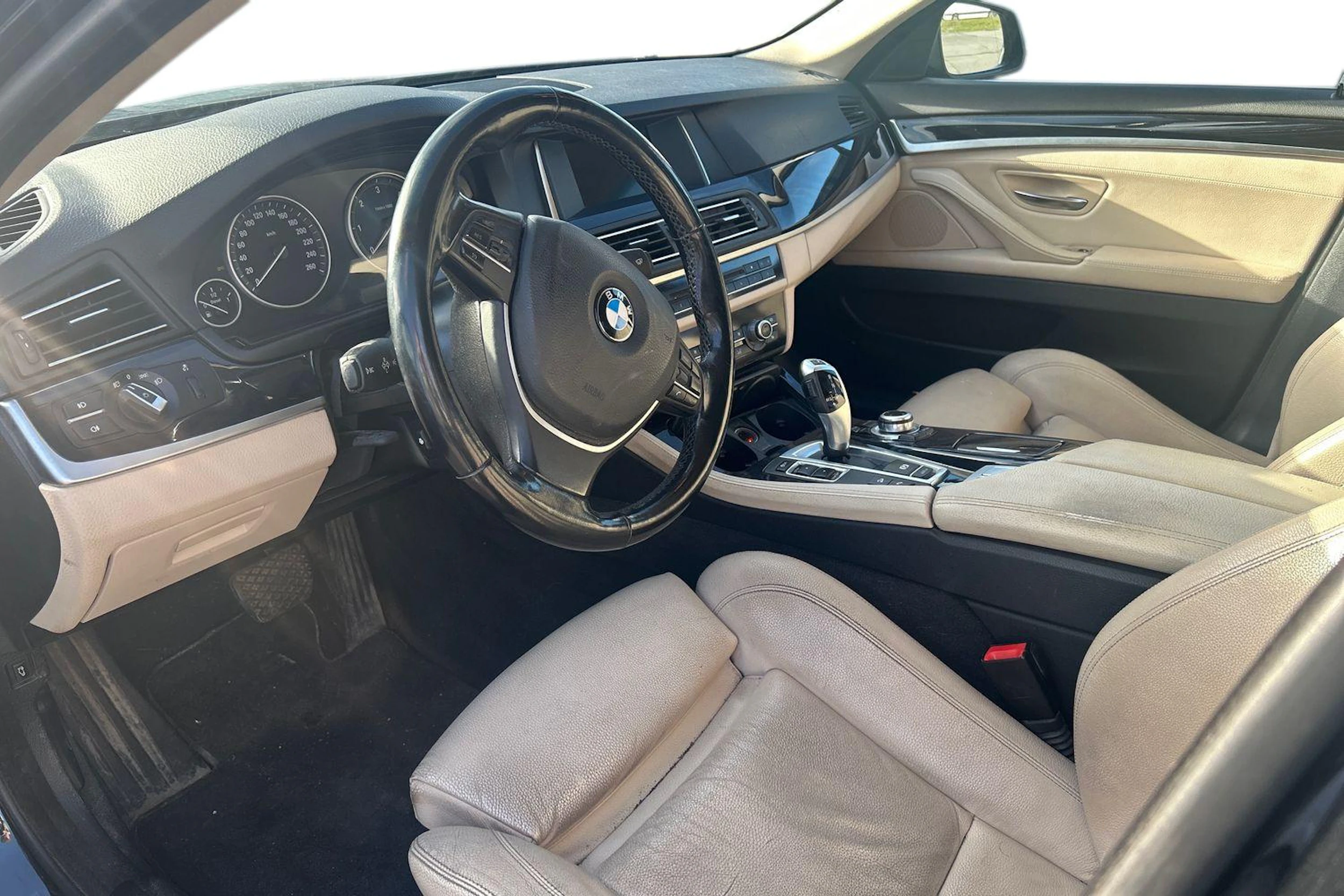 musta BMW 520 2016 kuva 3.