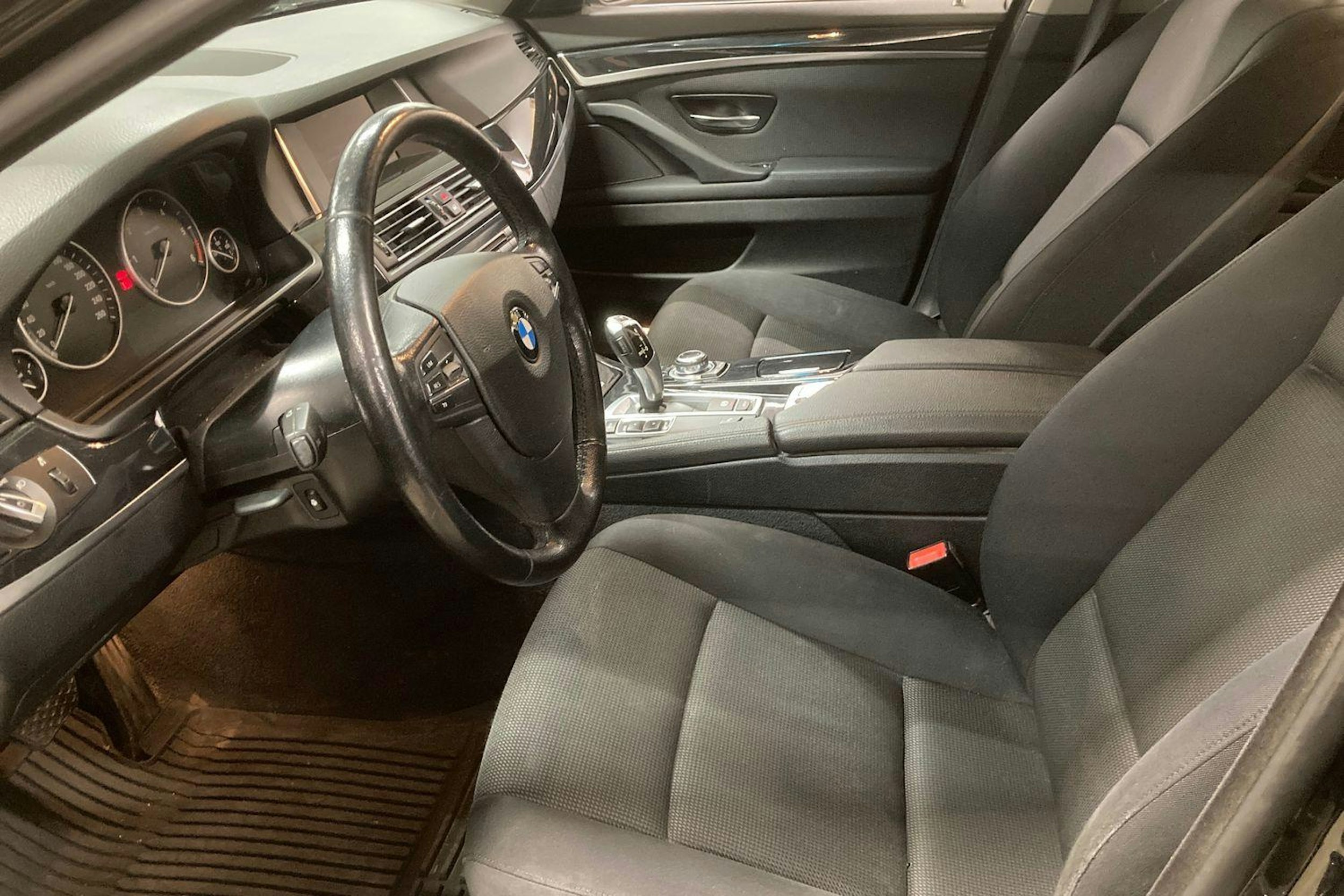 musta BMW 520 2016 kuva 3.
