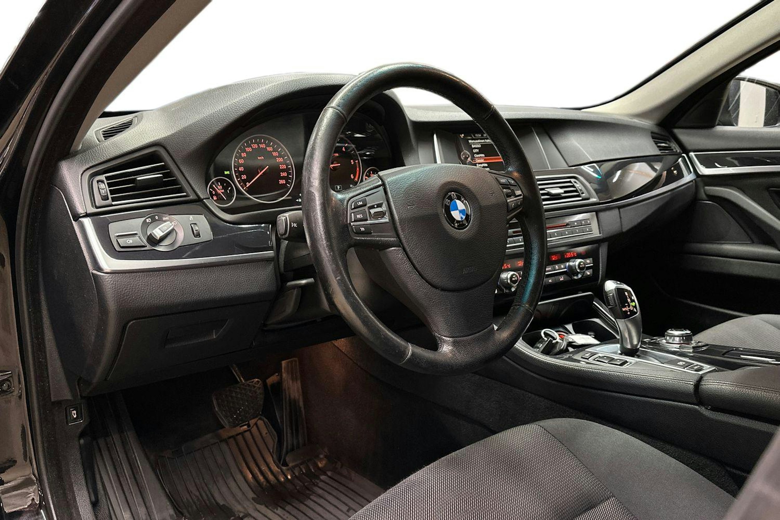 musta BMW 520 2016 kuva 7.