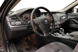 musta BMW 520 2016 kuva 7.