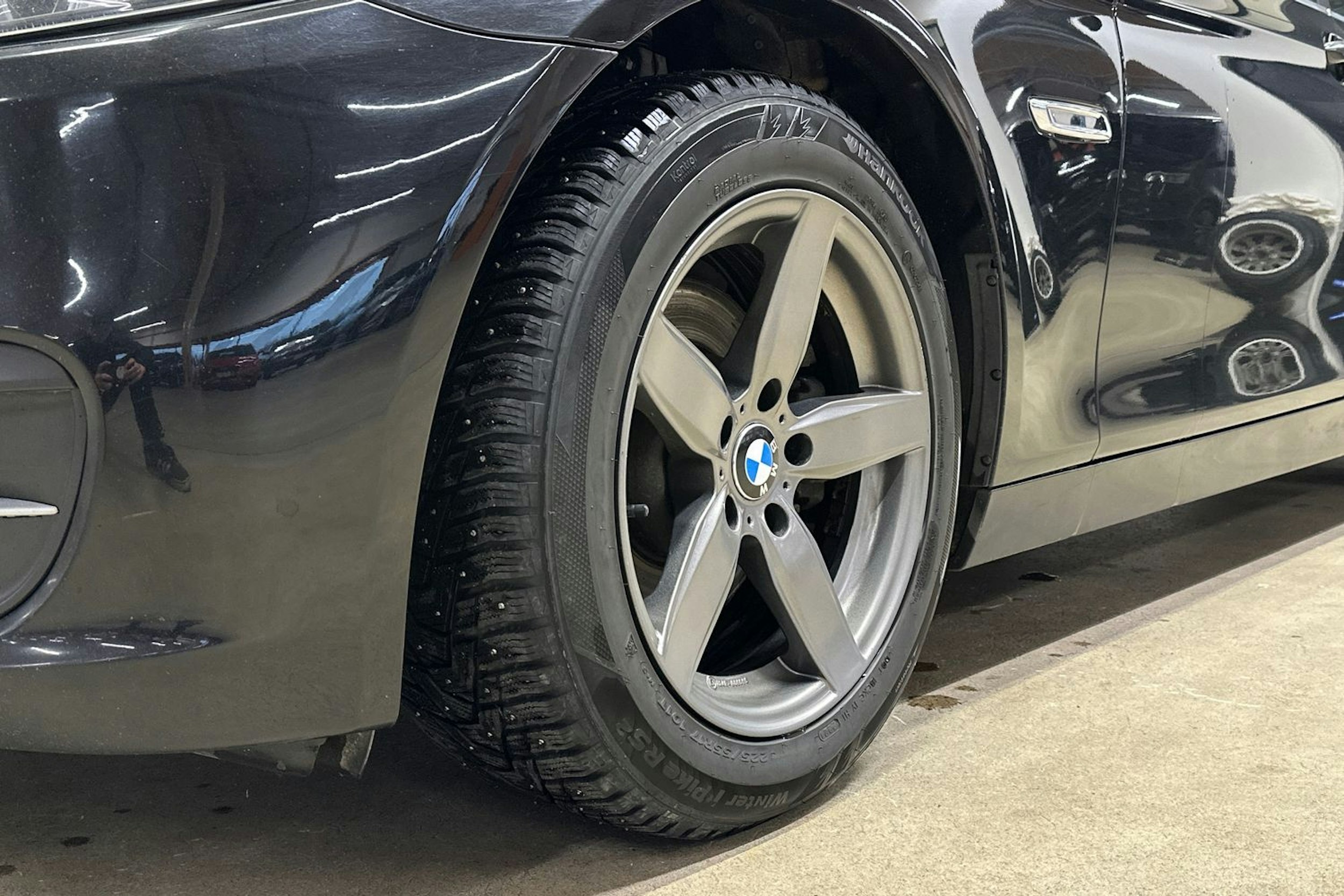 musta BMW 520 2016 kuva 11.