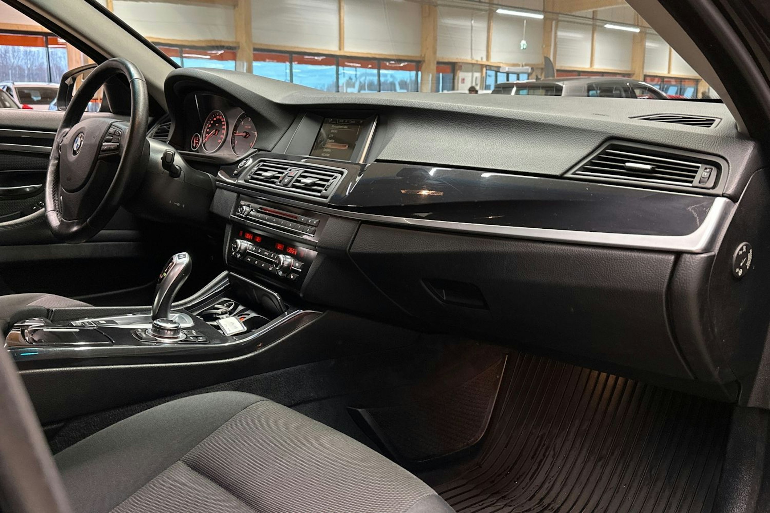 musta BMW 520 2016 kuva 14.