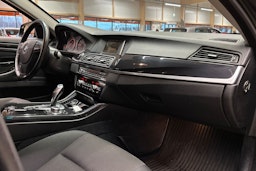musta BMW 520 2016 kuva 14.