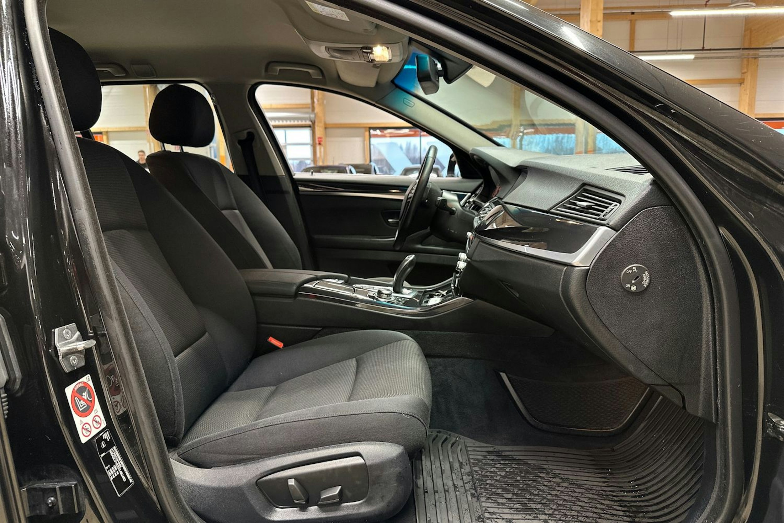 musta BMW 520 2016 kuva 15.