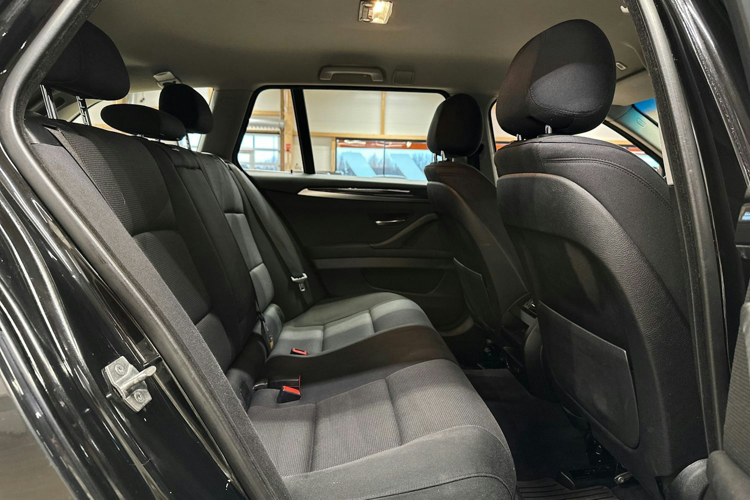 musta BMW 520 2016 kuva 16.