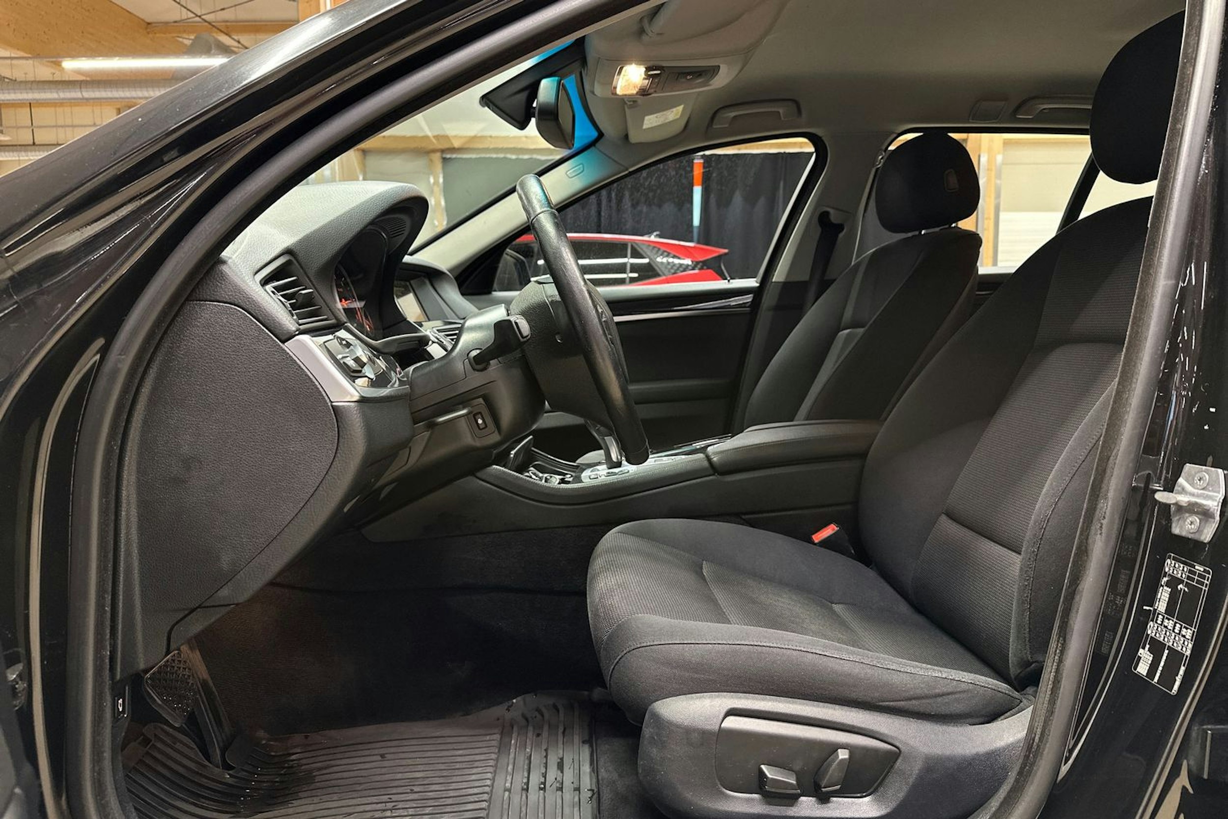 musta BMW 520 2016 kuva 17.