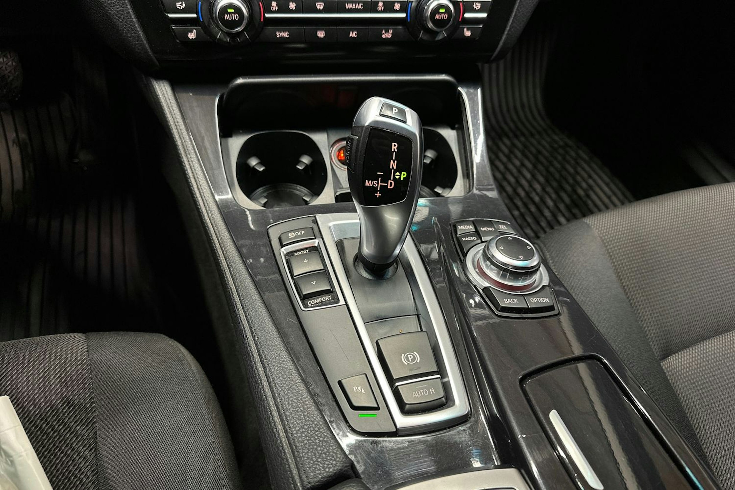 musta BMW 520 2016 kuva 22.