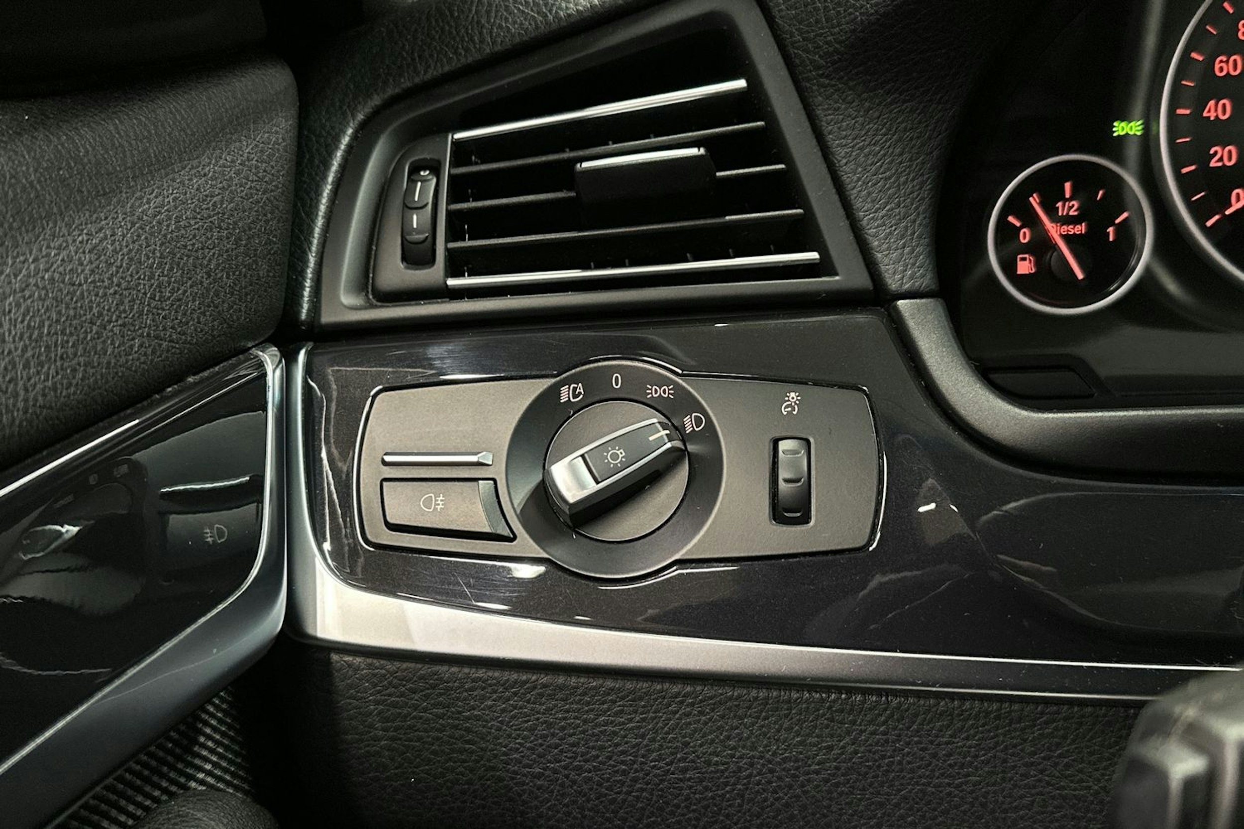 musta BMW 520 2016 kuva 26.