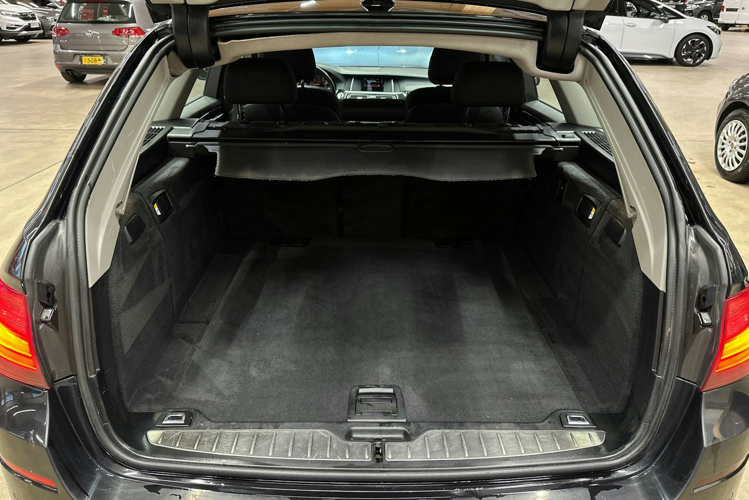 musta BMW 520 2016 kuva 28.