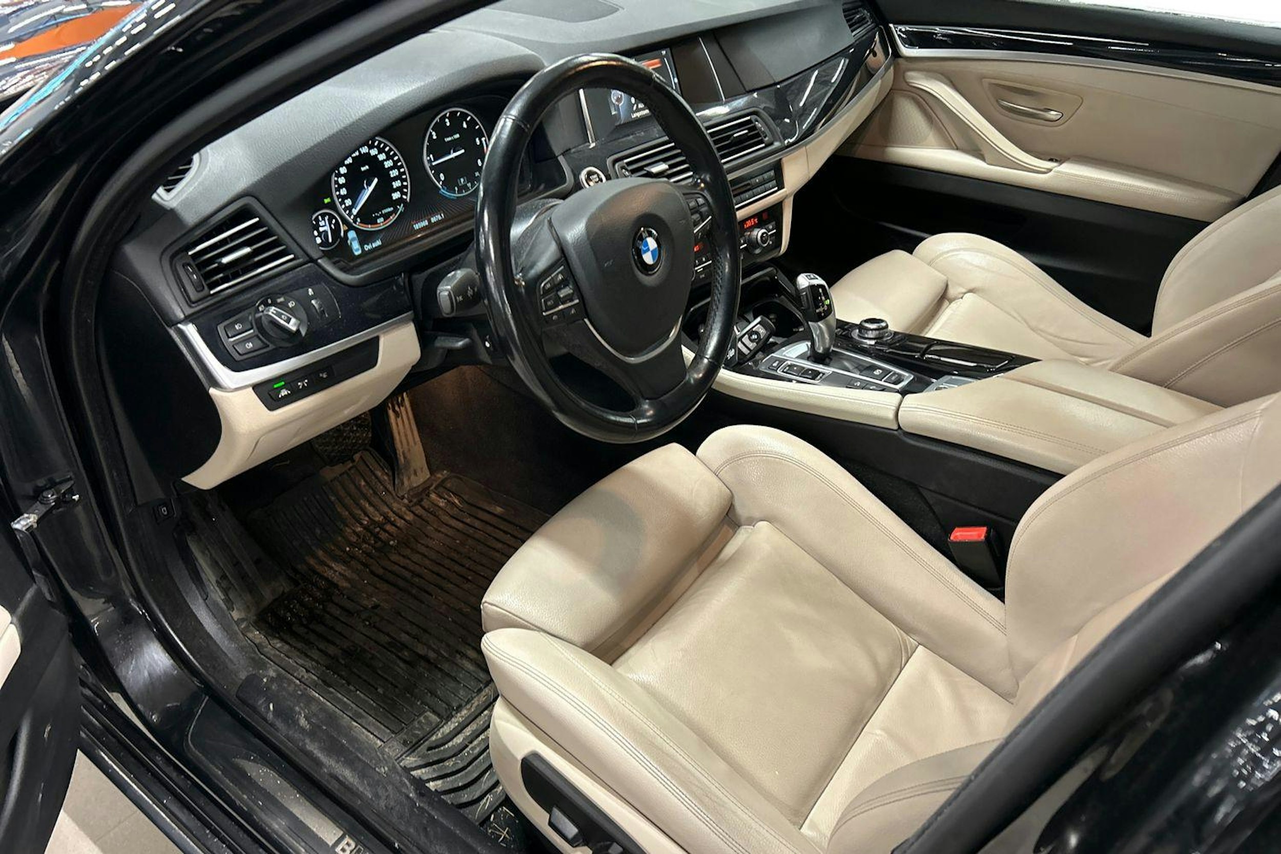 musta BMW 520 2016 kuva 3.