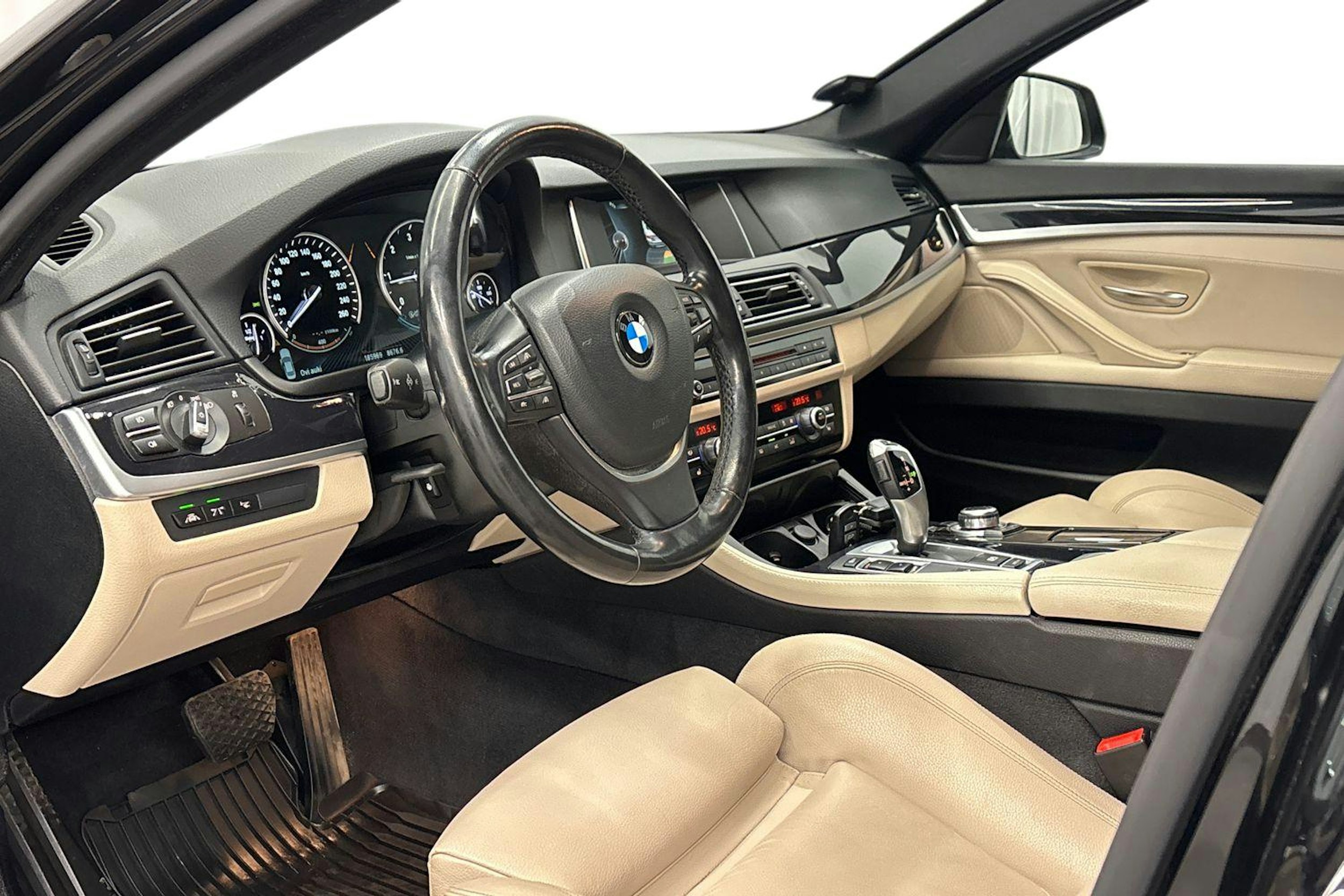 musta BMW 520 2016 kuva 7.