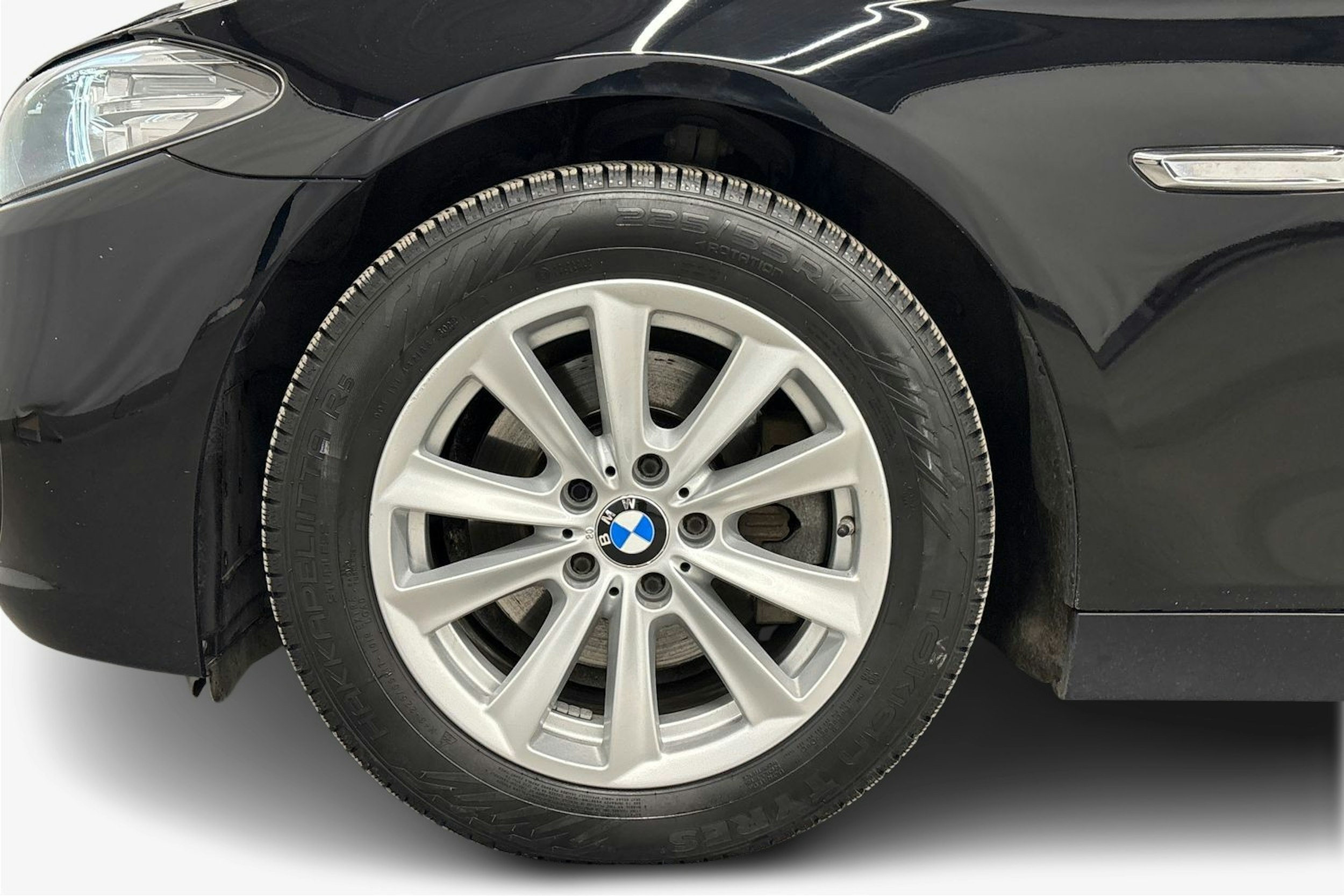 musta BMW 520 2016 kuva 11.