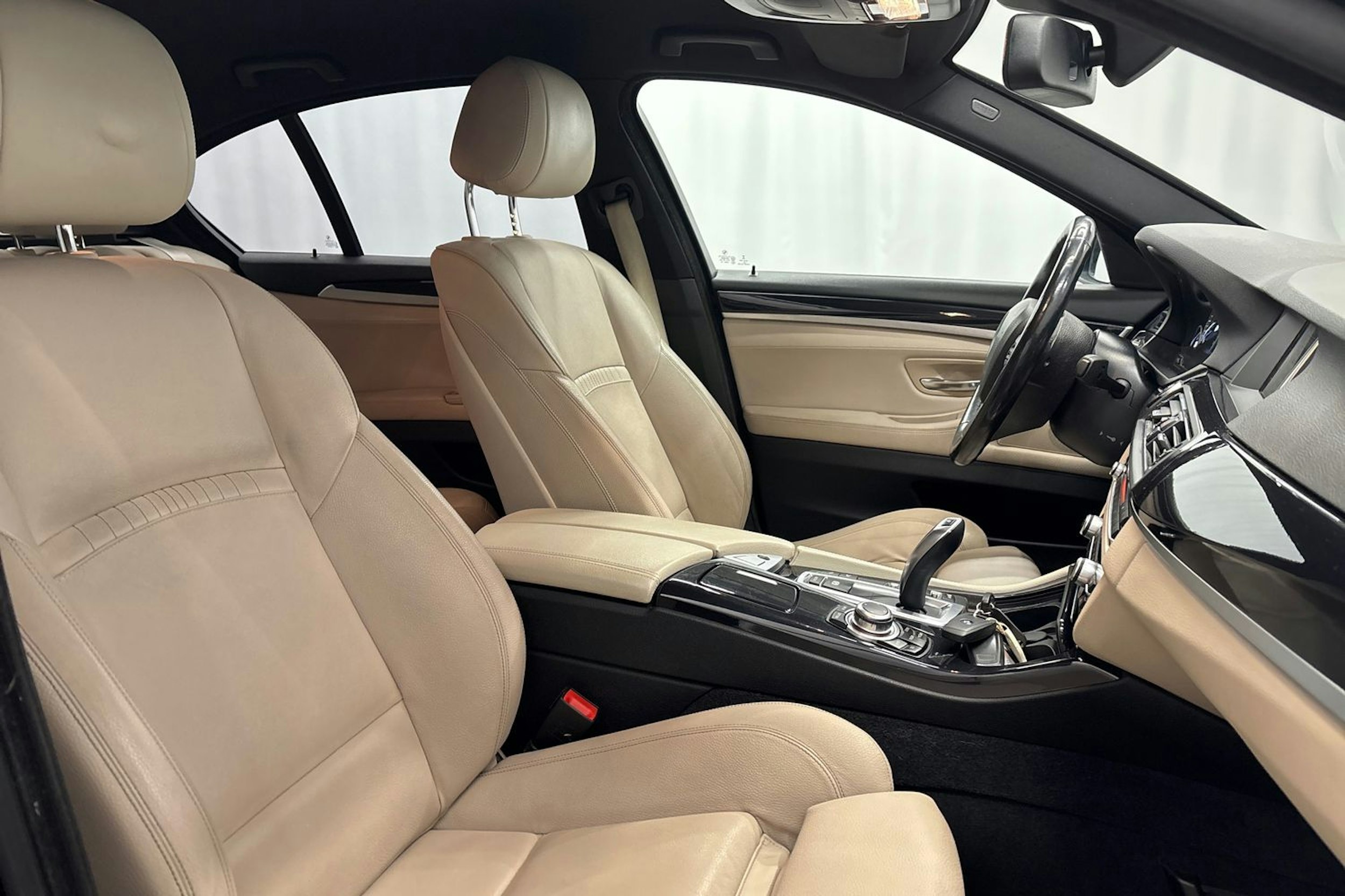 musta BMW 520 2016 kuva 15.