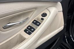 musta BMW 520 2016 kuva 18.