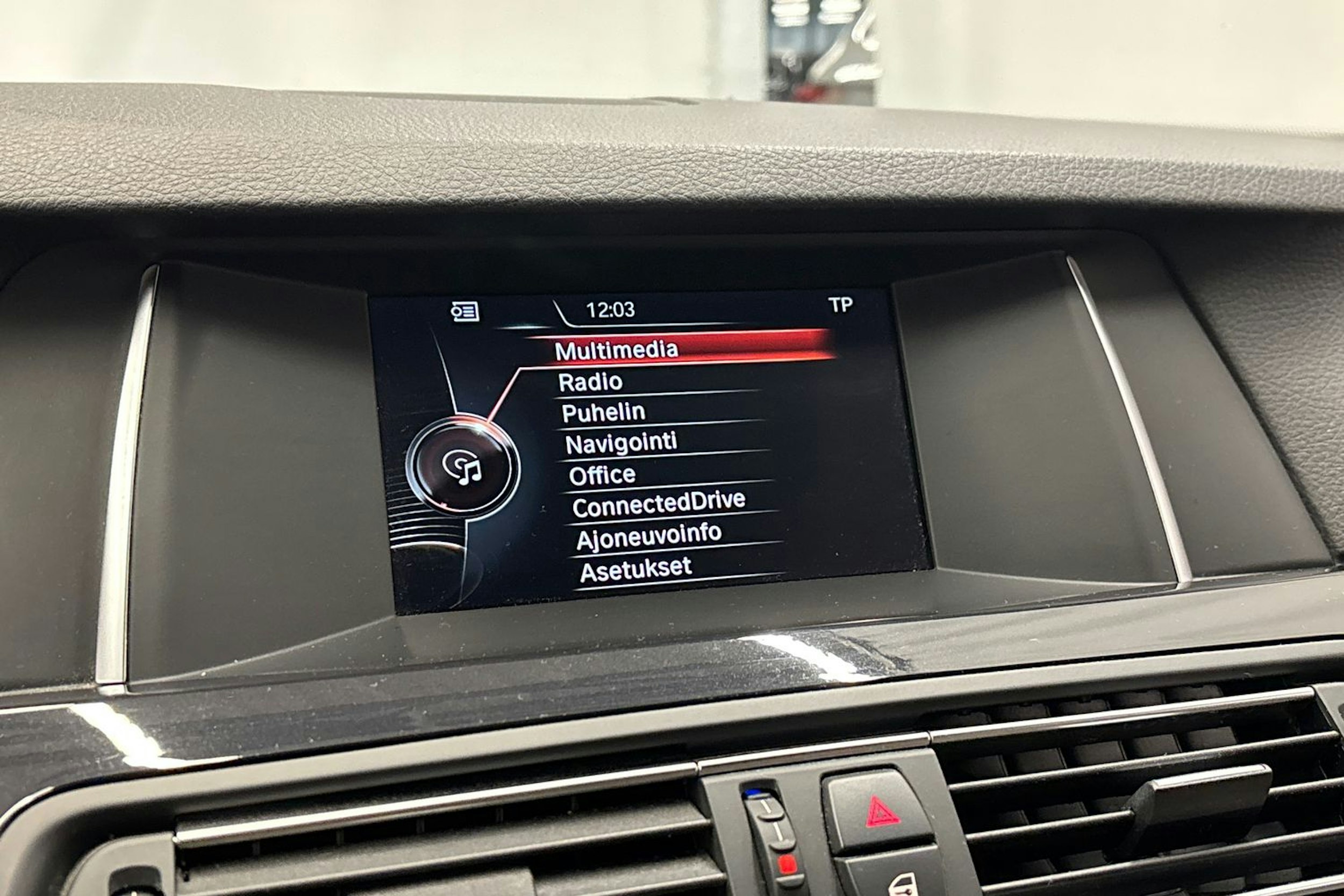 musta BMW 520 2016 kuva 25.