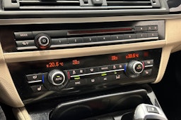 musta BMW 520 2016 kuva 28.