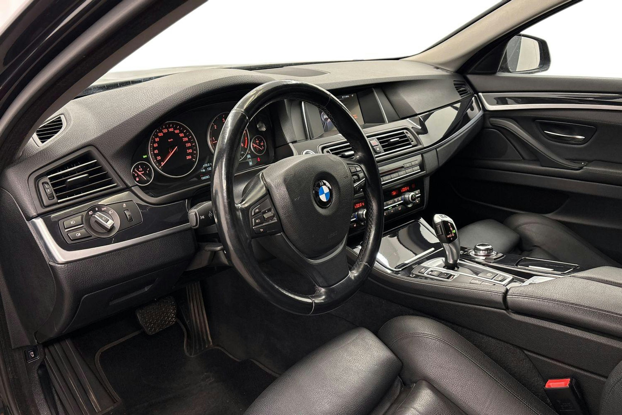 musta BMW 520 2016 kuva 7.