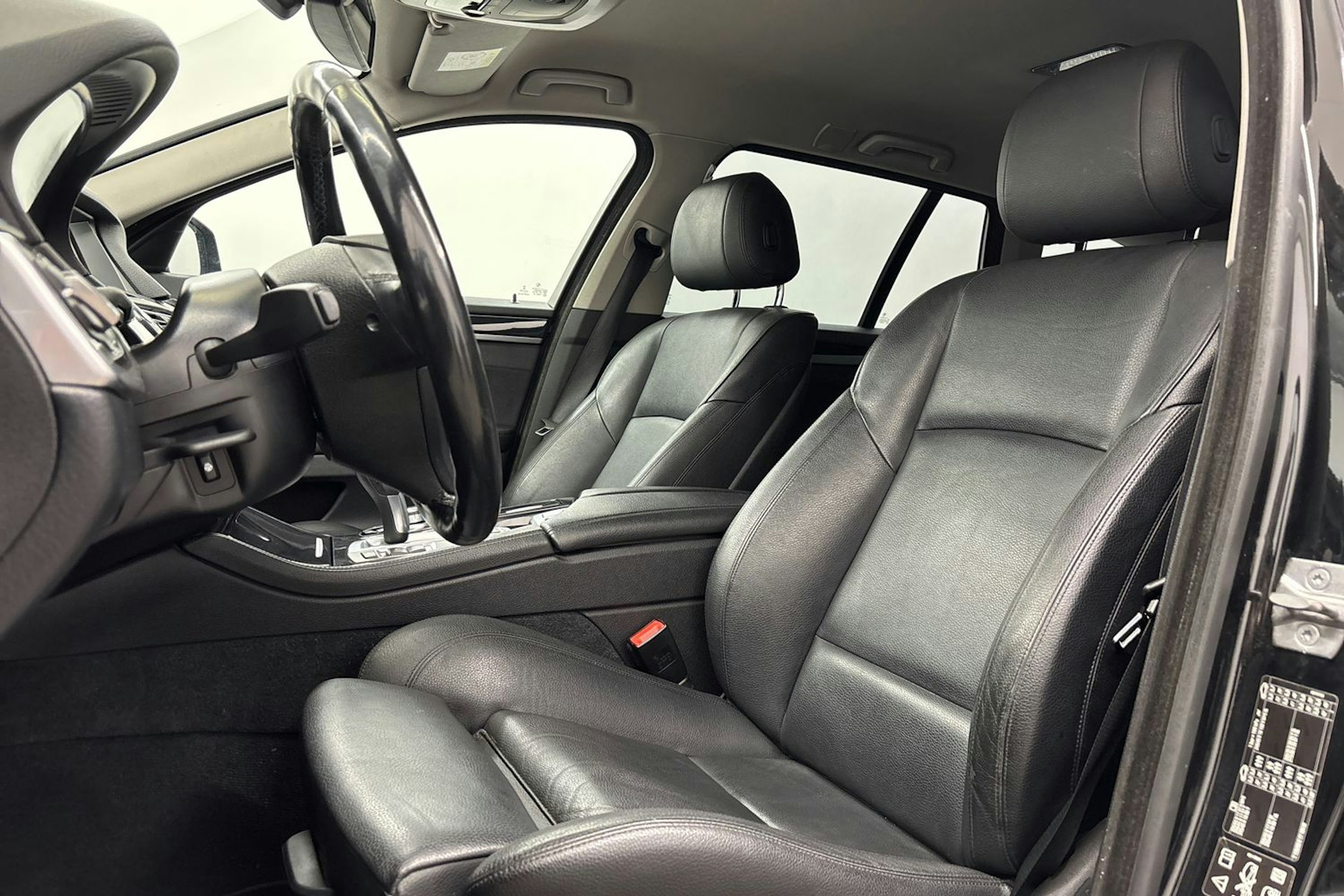 musta BMW 520 2016 kuva 14.