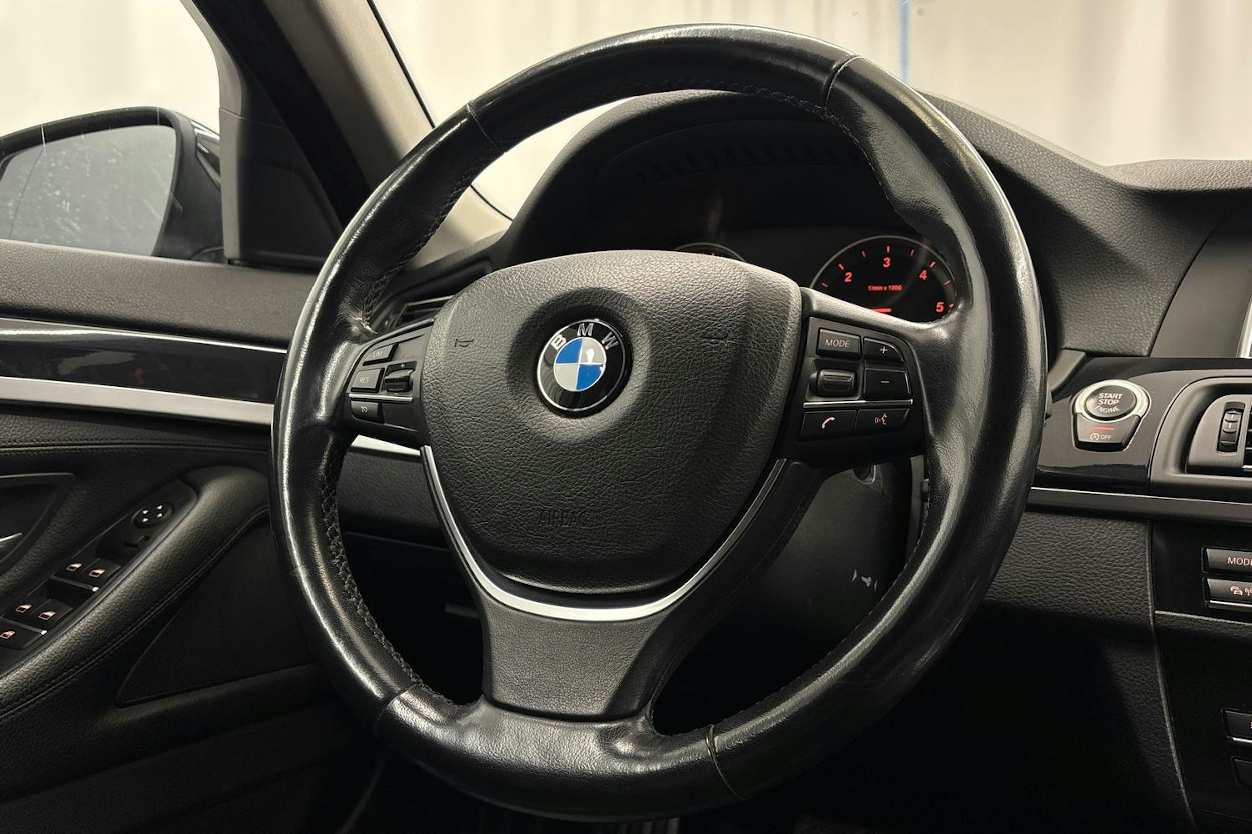 musta BMW 520 2016 kuva 16.