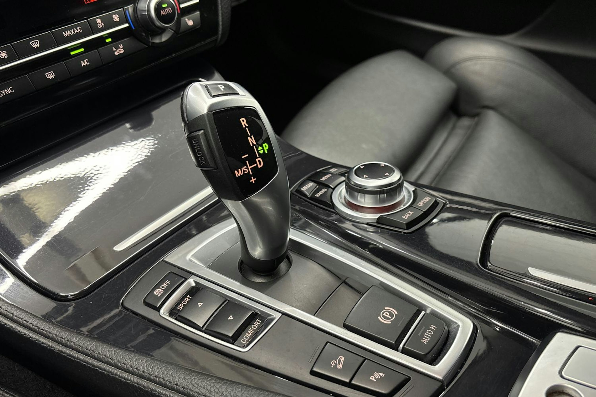 musta BMW 520 2016 kuva 21.