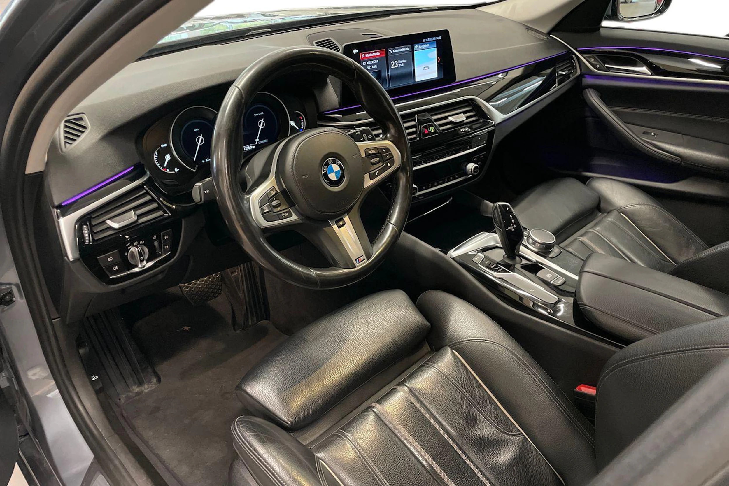 sininen BMW 520 2018 kuva 6.